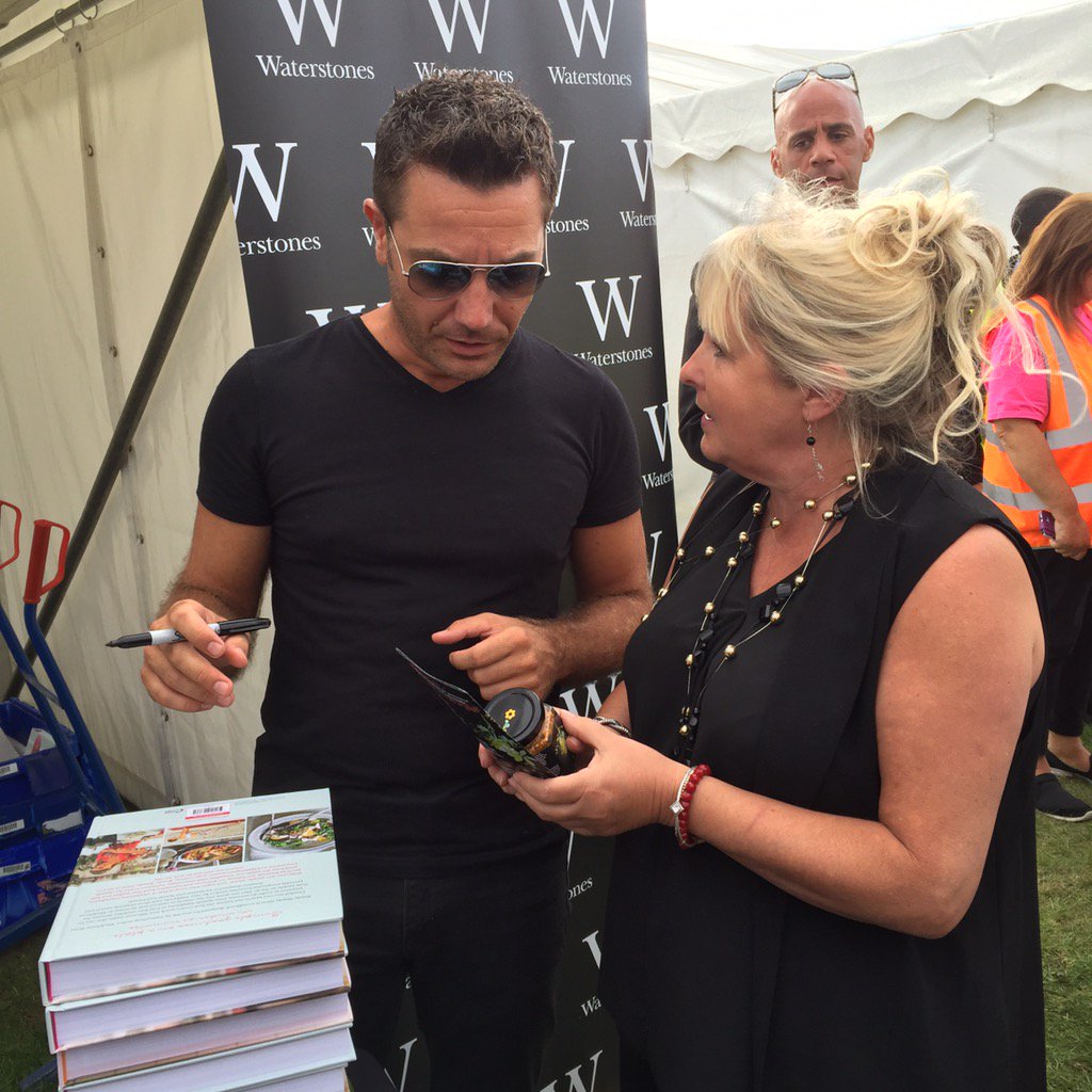 vonnybee's tweet photo. Glad to have been able to give chef @Ginofantastico a jar of our bee pollen 🐝☀️🍦🍺 @LivFoodDrink https://t.co/ITWQ5zMZ24
