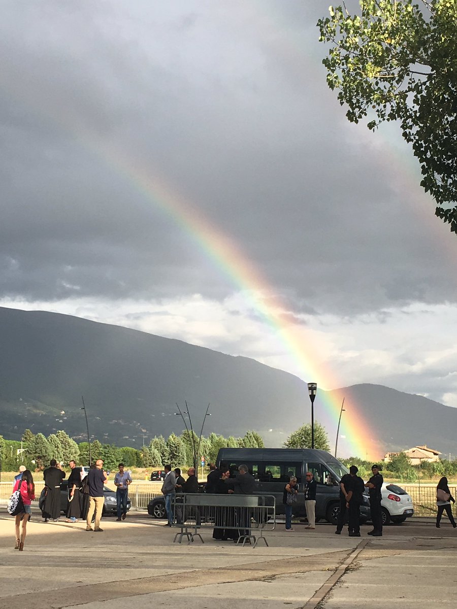 amorebruna48's tweet photo. "@gabripalmo: Spunta l'arcobaleno ad Assisi, segno di #pace all'incontro #setedipace di @santegidionews https://t.co/NW1NLo28p4"