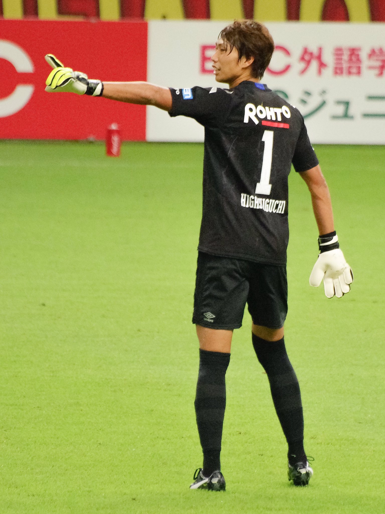 やまたけ Twitter પર 昨日の試合よりプーマ契約選手もグラフィックのスパイクとグローブを着用 選手 支給特注品のグローブはカラーパームではなくホワイト しかし 黒赤から殆ど期間なく変わりました 笑 プーマはスパンが早い 笑 T Co Qc00aanh0x