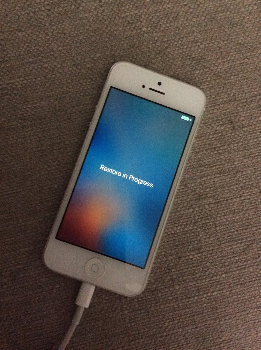 GinaCLorenzi's tweet photo. 5 hours later and an estimated 6 / 7 hours remaining..... I'm finally (hopefully) getting somewhere 📱 #iOs10Fail https://t.co/WXMBAtp3xT