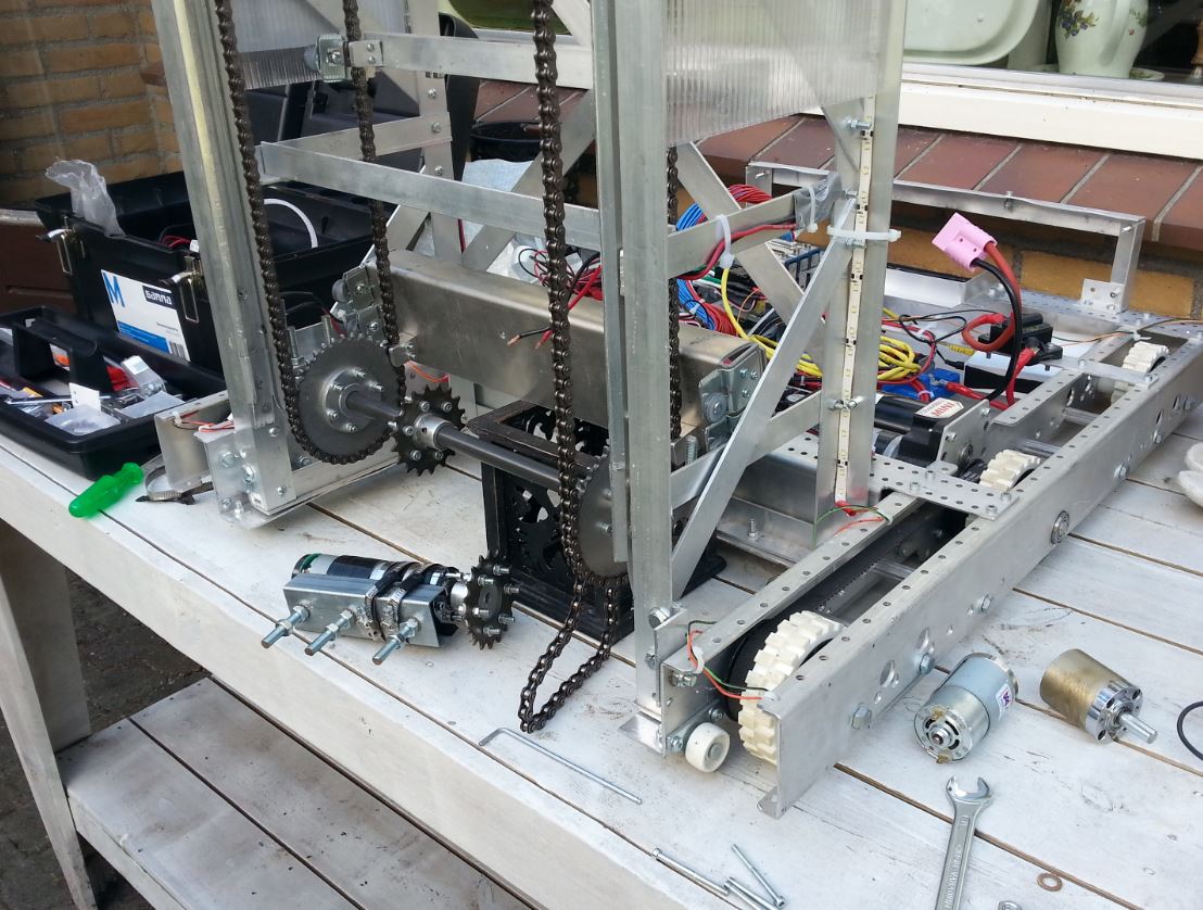 Team5412's tweet photo. "We love the smell of robots in the morning" Fried lifting motor during #FLLKickoff demo @Hanze #omgrobots #Team5412 https://t.co/9Wwucn5V4V