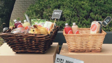 YGDots's tweet photo. [حديث المعجبين] كتبوا على اليسرى "هذه لبوبي" و اليمنى "مينو" فقط https://t.co/rgLgoQwzj8