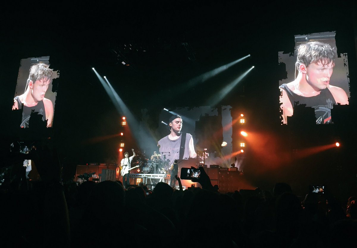 ashtonsthebf's tweet photo. here's a few pics of ashton from last night #SLFLDallas https://t.co/tGJJVjQgRX