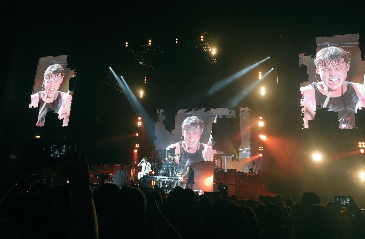 ashtonsthebf's tweet photo. here's a few pics of ashton from last night #SLFLDallas https://t.co/tGJJVjQgRX