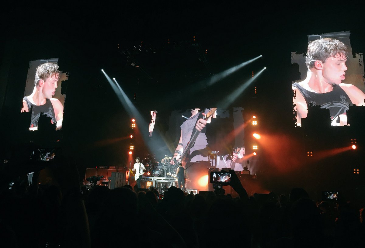 ashtonsthebf's tweet photo. here's a few pics of ashton from last night #SLFLDallas https://t.co/tGJJVjQgRX