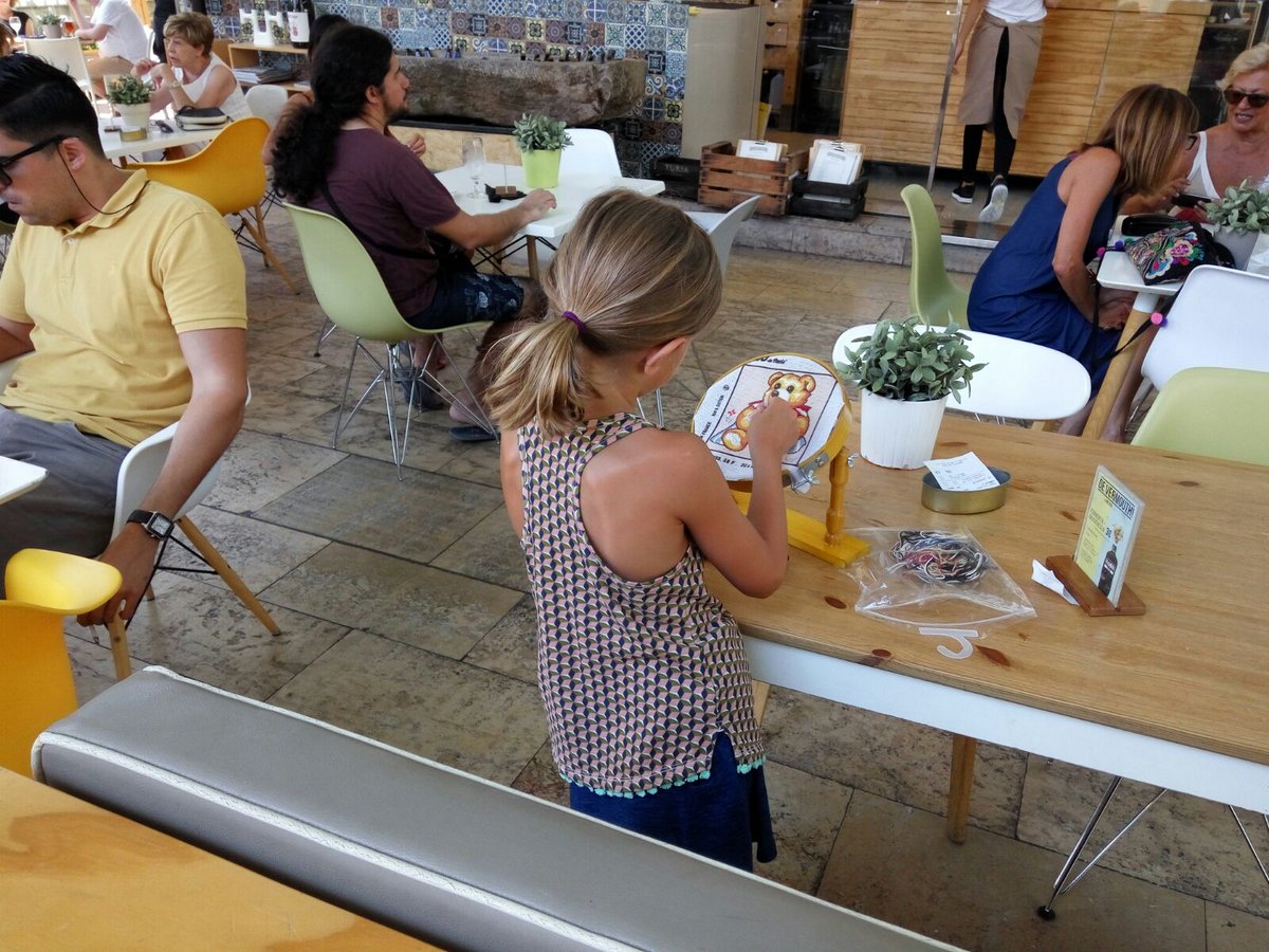 Bordadores profesionales que se sienten como en casa, felices de ser los anfitriones #tanagustitocomoencasa