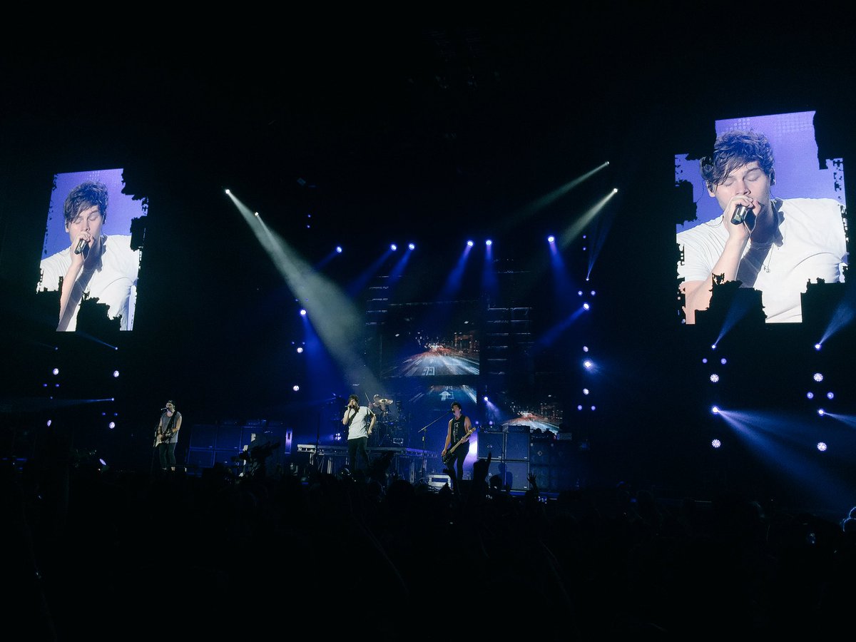 ashtonsthebf's tweet photo. some pics from last night #SLFLDallas https://t.co/QzCgTiAGpg