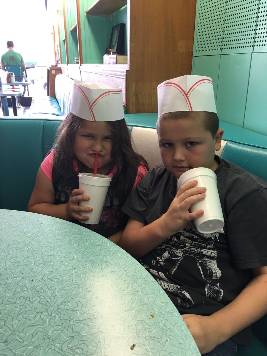 DustinLBarnes's tweet photo. Sunday morning at @BrentsDrugs with these smiling faces!! #UncleDustin https://t.co/186lRrP8ZX