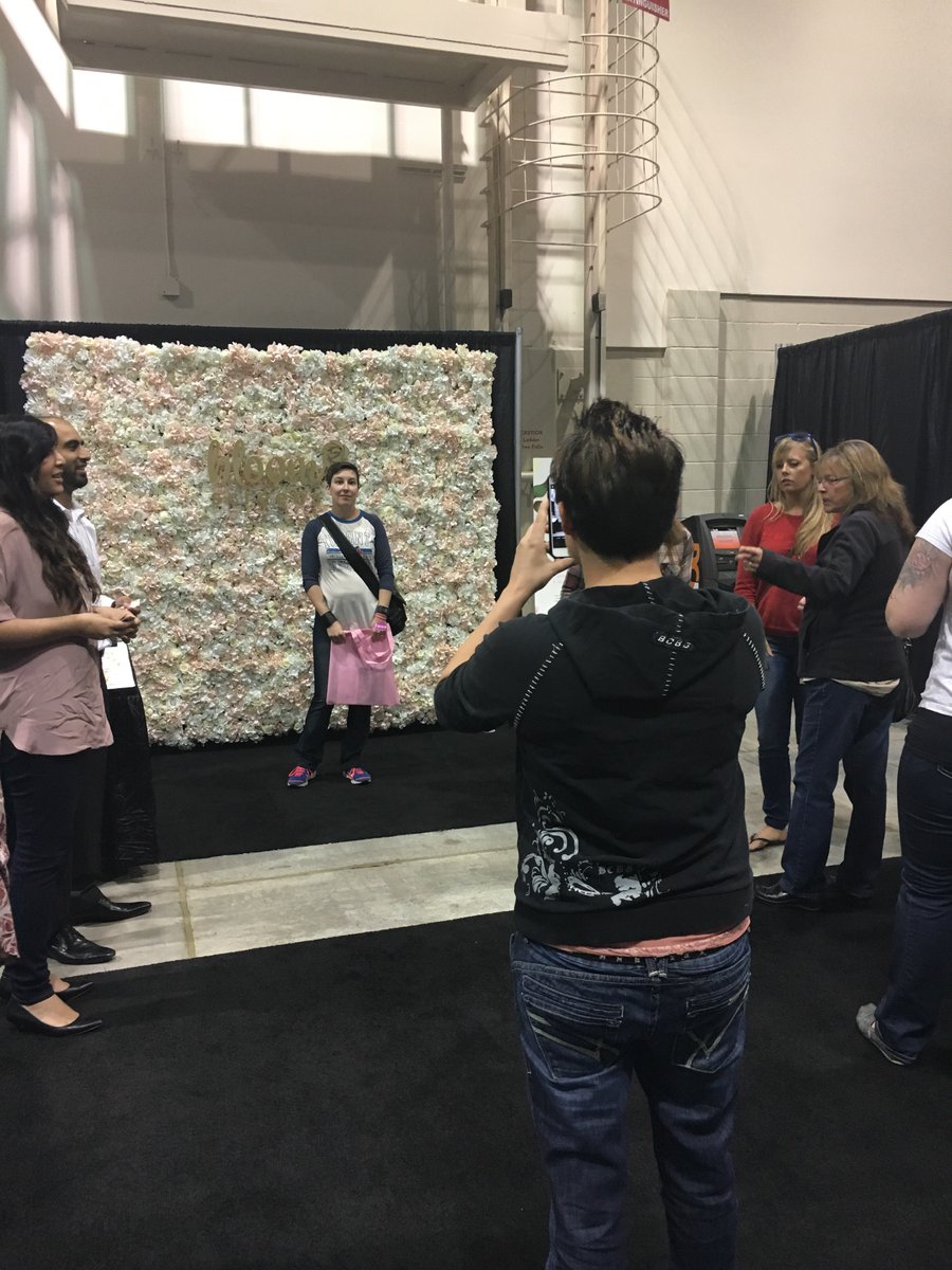 People are seriously loving this floral wall from <a href="/bloomscreens/">Bloom Screens</a> ! #yycweddings