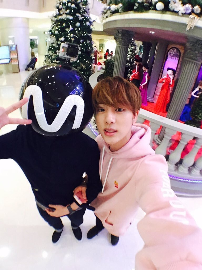 JIN_92OO___'s tweet photo. ダンスが苦手なのにPV撮影の時自らもう一回撮ったら上手くなるんじゃない？って提案したり長男だからといって威張りたくなくて敢えて弟達と平等に接してたり、優しくてでもその中には強さがあってキムソクジンってほんとに素敵な人だなっておもう。 https://t.co/3z65jGuLvL