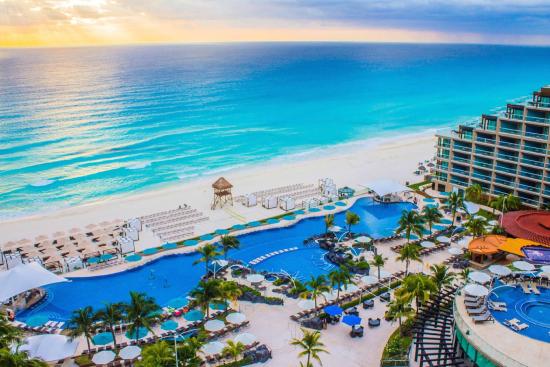 liveoutersphere's tweet photo. A view of Cancun, Mexico #travel #outersphere #beach https://t.co/MOdyiujF2H