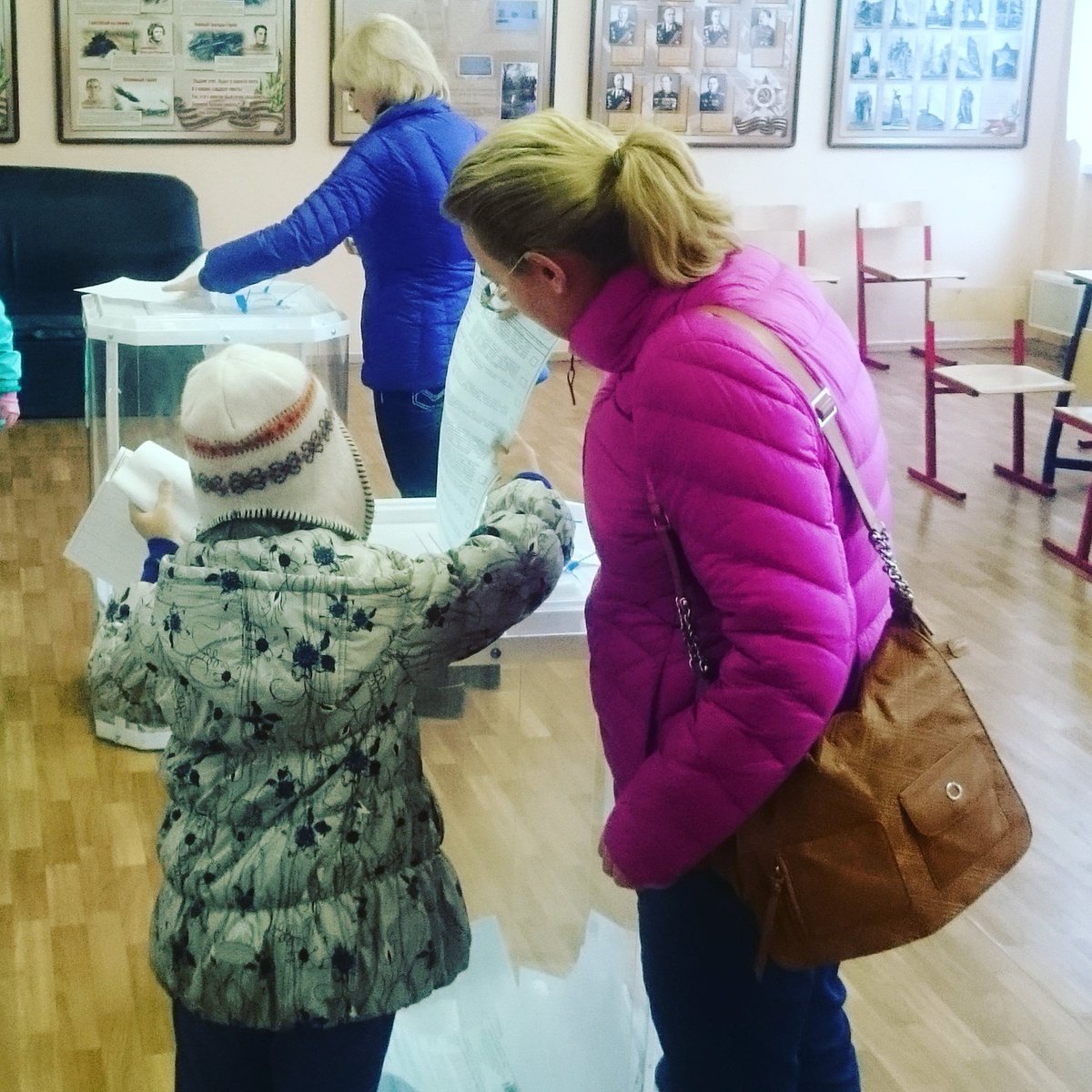 annshora's tweet photo. #выборыМосква2016 Как же это правильно учить детей есть кашу,по утрам и делать зарядку, и конечно голосовать👍 https://t.co/m0gAGTznFR
