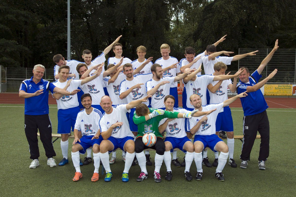 RoLa27689's tweet photo. Der SV Hösel ist RanNFLsüchtig, wenn ALLE beim Teamfoto duben #ranNFL @ransport @Icke41 #ranNFLsuechtig https://t.co/sdP9Js72RZ