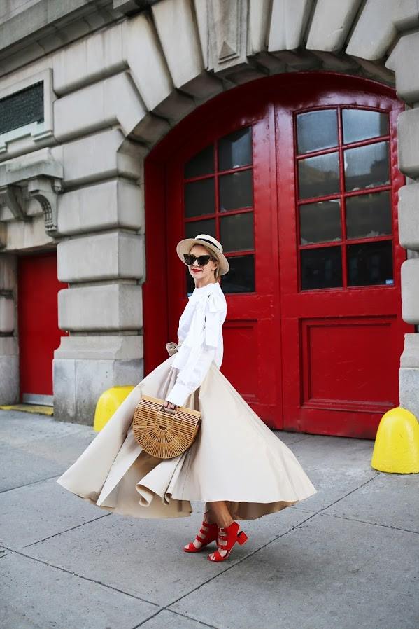 T20G3's tweet photo. Dance of frills at the red door
https://t.co/j49XbfP4DG
#ontheblog #colorcurators #bows #summerstyle https://t.co/w6jj95RZf9