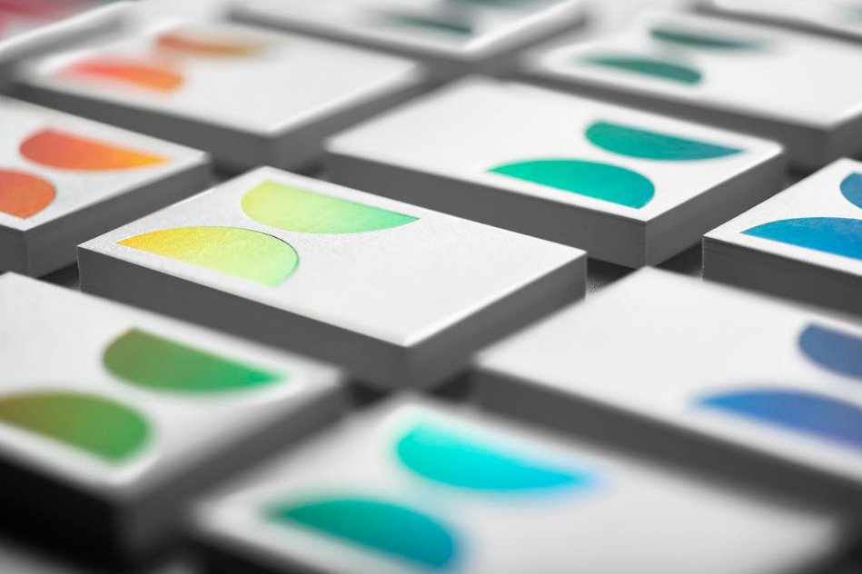 GFSmithpapers's tweet image. Amazing detail of holographic foil on these shiny new business cards by @wearedawn.