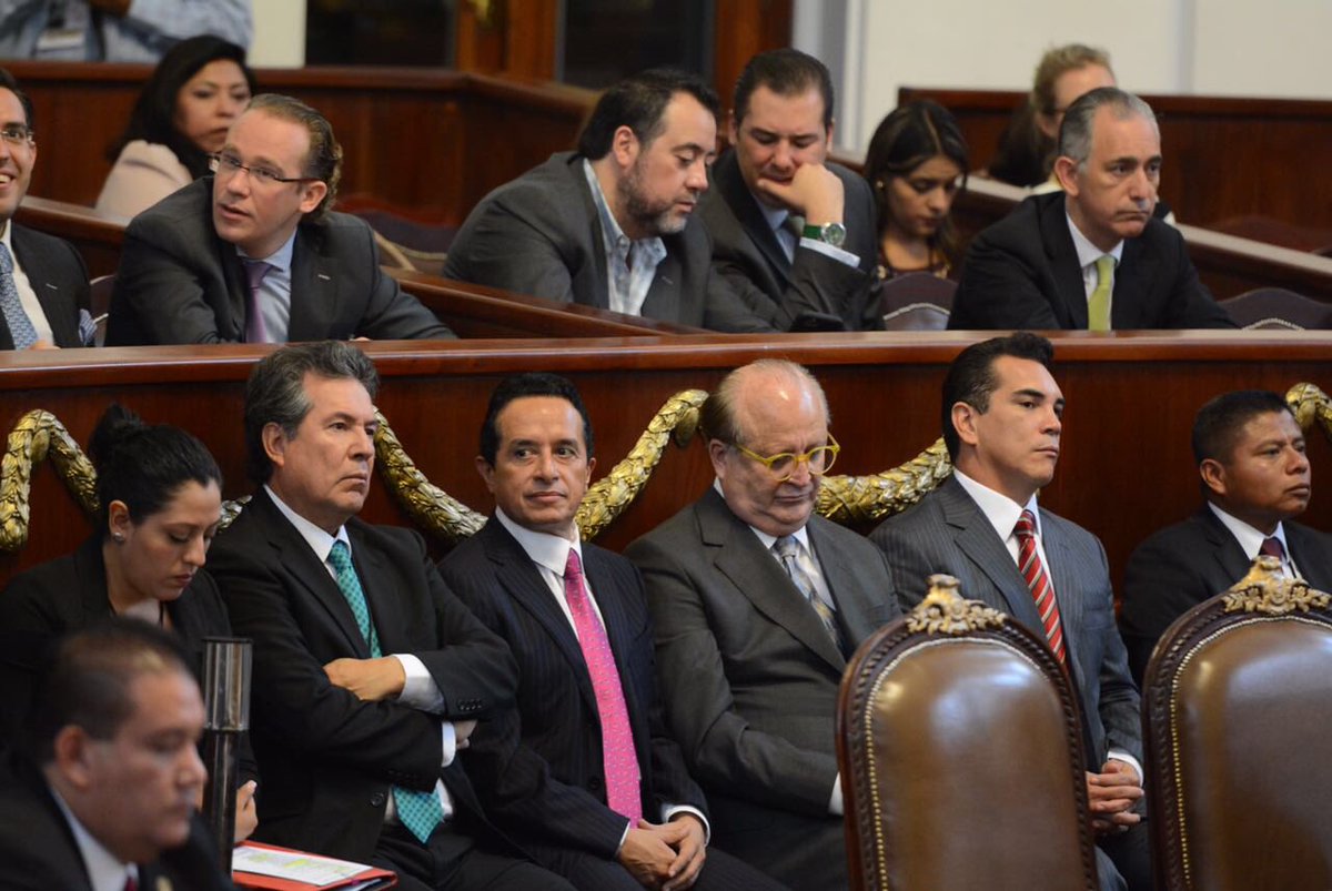 CarlosJoaquin's tweet photo. Un gusto acompañar a @ManceraMiguelMX Jefe de Gobierno de #CDMX en su Informe de Gobierno. Felicidades. https://t.co/dJq5HvTd8M