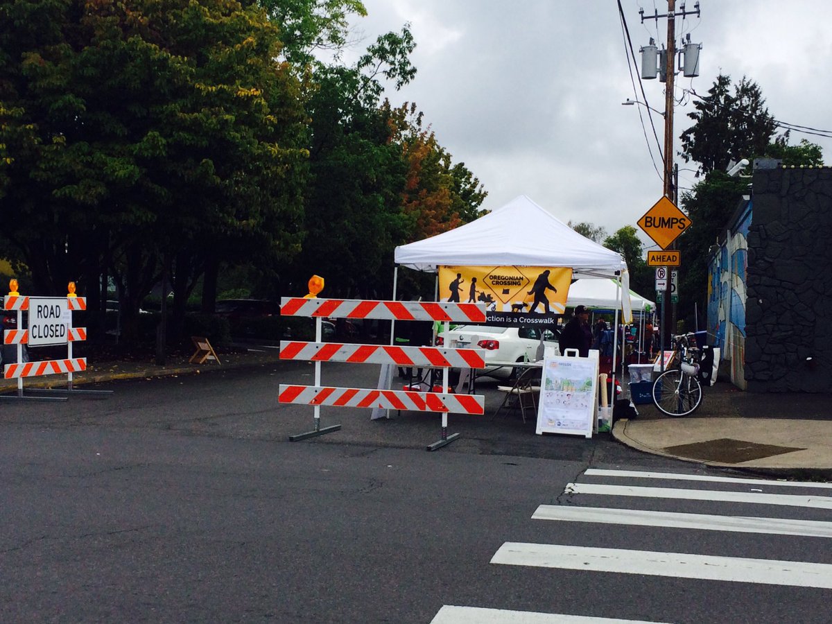 AARPOR's tweet photo. We're out at #OregonWalksways #CullyCamina getting ready for   #walking with @OregonWalks @SHookerLee @Bandana1 https://t.co/e2iFNQa6Bv