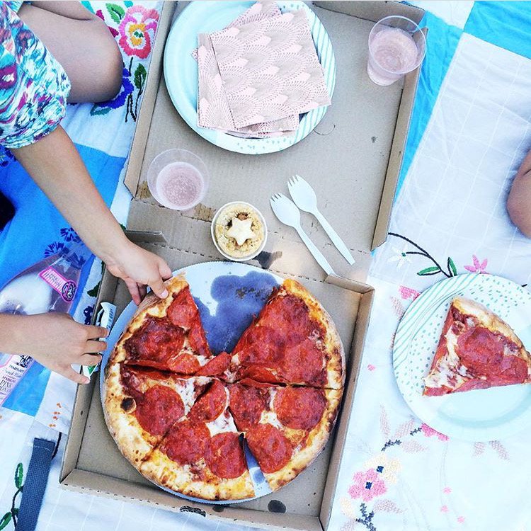 curagoapp's tweet photo. Perfect fall weather calls for pizza in the park. #SimplifySunday Image via @cakiesblog https://t.co/nP9Ys3s9mf