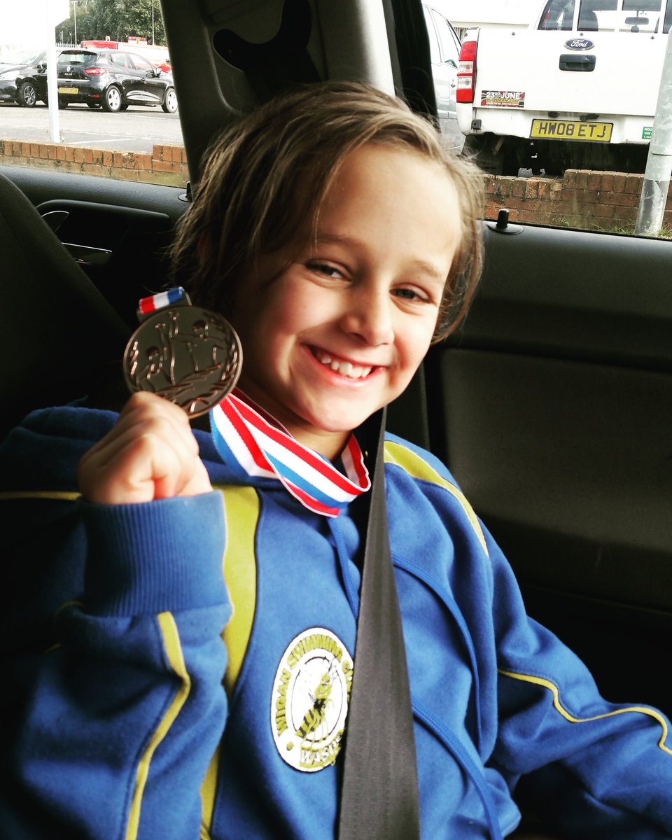 qwertychrissy's tweet photo. Well done leila. #bronzemedal #100mbackstroke #9yrsold @MillbrookWigan @wiganwasps #PBfreetoo https://t.co/y0YpWduaHQ