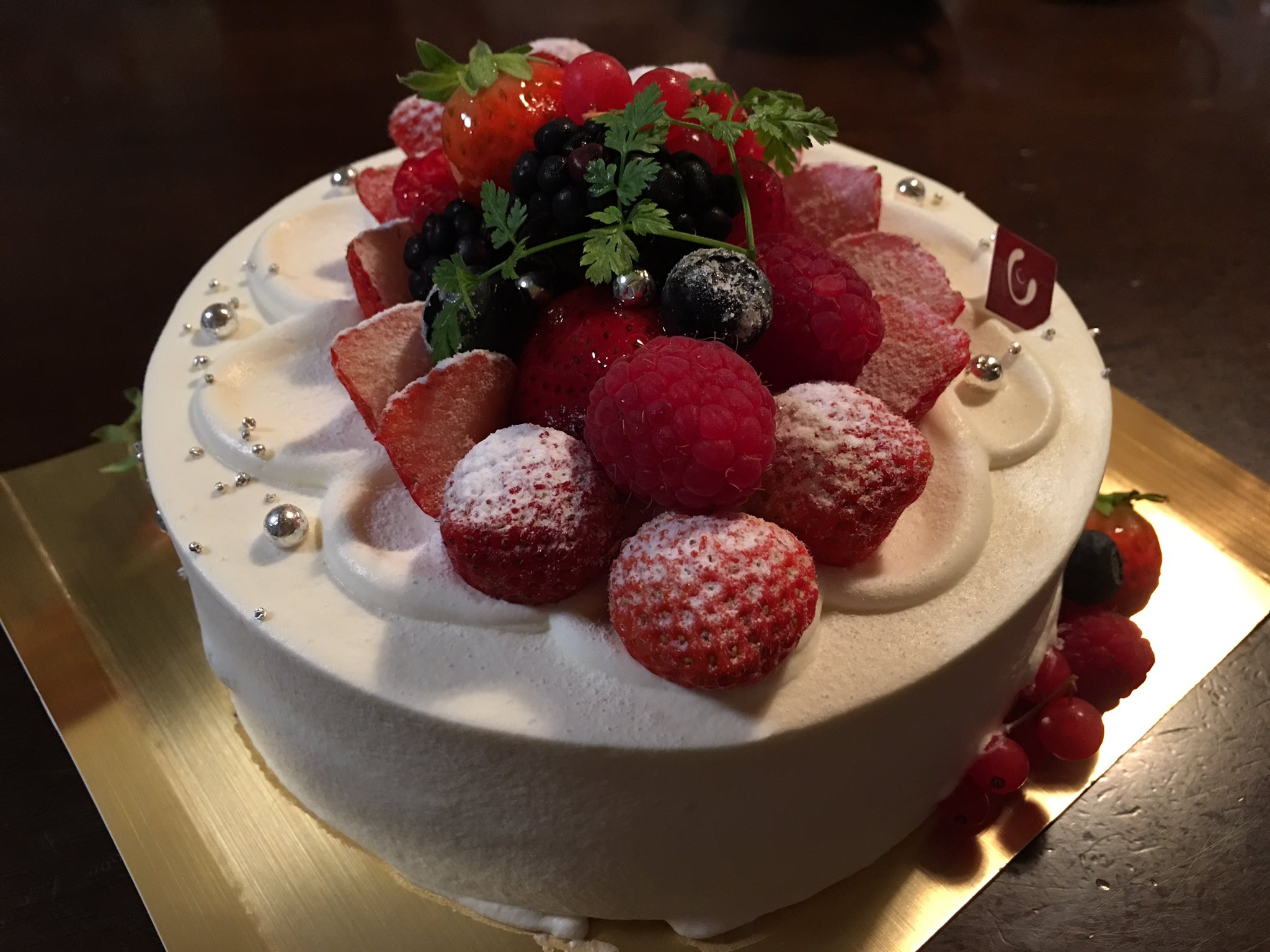 在華坊 実家で妹の誕生日祝いするやで というので 新宿伊勢丹 のマ パティスリーに出店していた 南青山のショコラ シックで買ったショートケーキ ベリーたっぷり T Co Pwk2exwwe5 Twitter