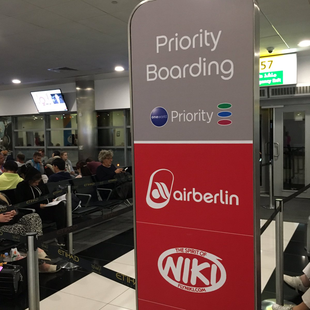 svhennig's tweet photo. Zweite Decke. Coke. Das war's fรผr mich. Gute Nacht! @airberlin #AB7495 #travel https://t.co/5FfgxFaLE7