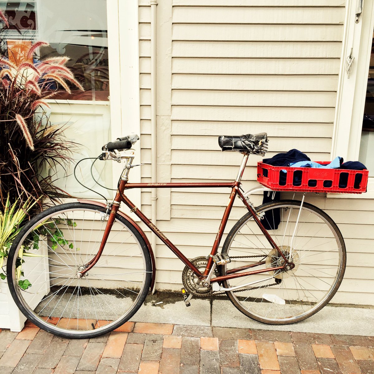 Spotted this Raleigh Sprite in Kennebunkport. #bikes #vintagebike #raleigh @RaleighBicycles <a href="/KennebunkportME/">Kennebunkport Maine</a>