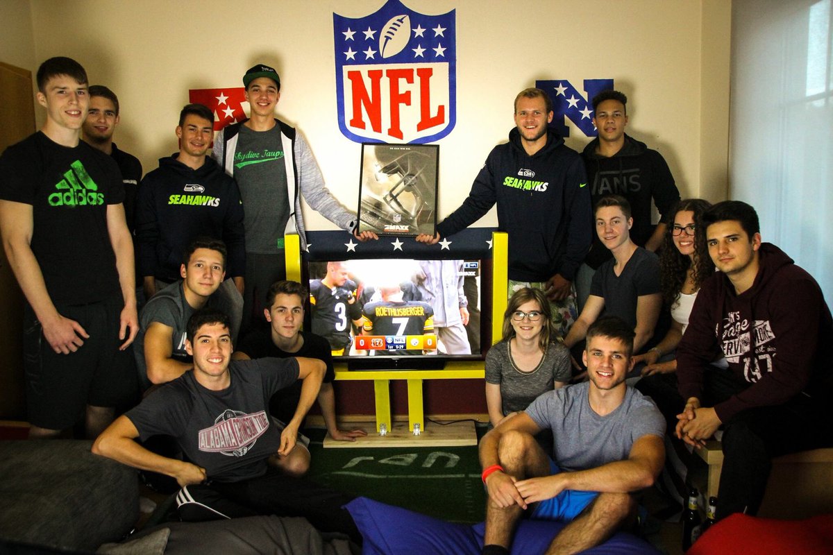 #ranNFL wir finden <a href="/Icke41/">Icke Dommisch</a> sollte doch mal mehr Zuschauer zeigen vor allem die ein Poster gewonnen haben 😉 <a href="/ransport/">ran</a>