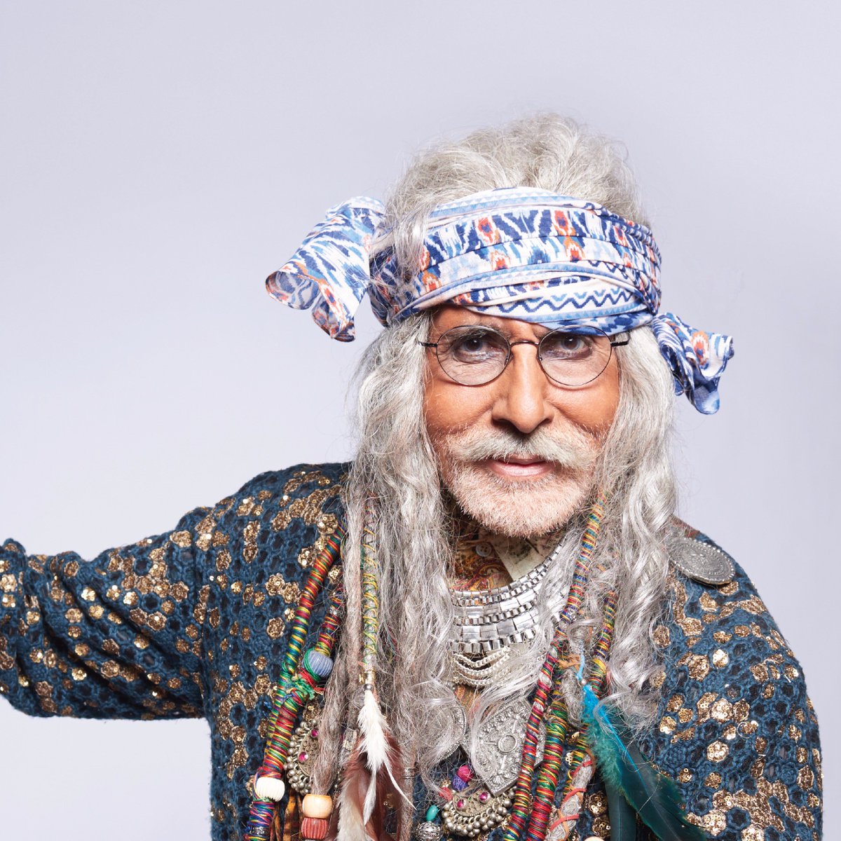 SrBachchan's tweet photo. T 2383 -My new look. #ShuruKareProgram #FamilyJingalala @TataSky #7DaysToGo ... baaduummbaaaaaa !! https://t.co/mFDxaIJh58