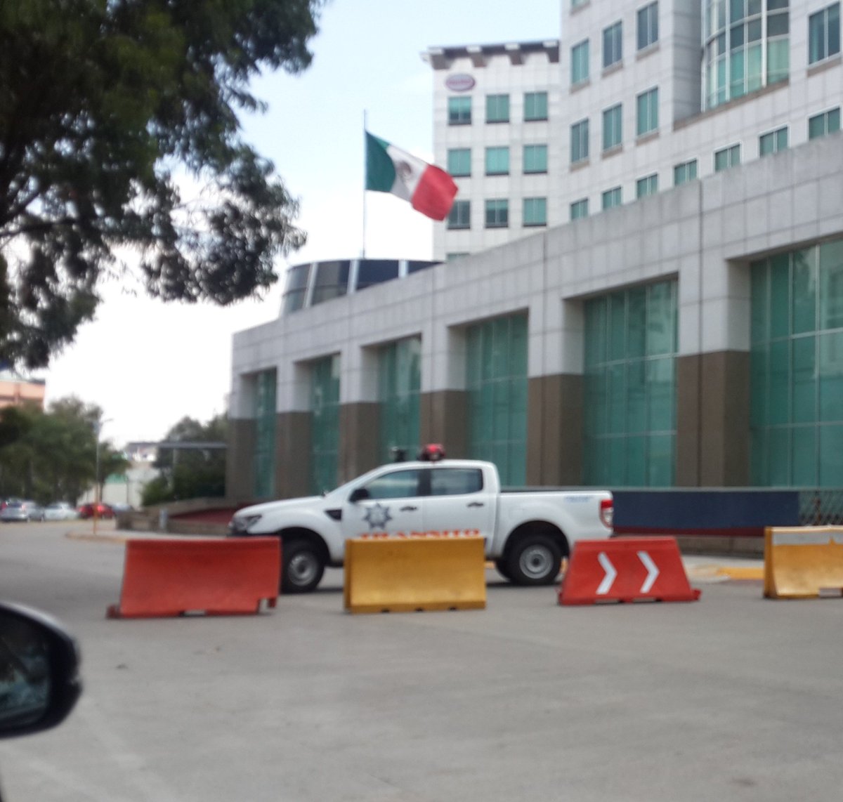 SUUMA_CDMX's tweet photo. TRÁFICO: Cerrado Blvrd Magnocentro por #accidente  frente a Cruz Roja Huixquilucan, Interlomas. #1 https://t.co/NXlmLtZPLI