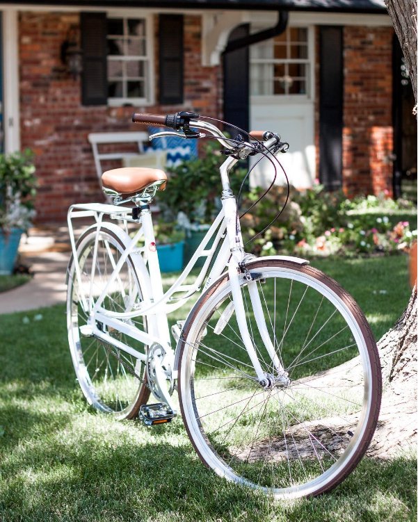 Electra_Bicycle's tweet photo. It’s like a white picket fence that you can ride to work. #ElectraLoft #CommuterBike https://t.co/JwCw1iPuYI