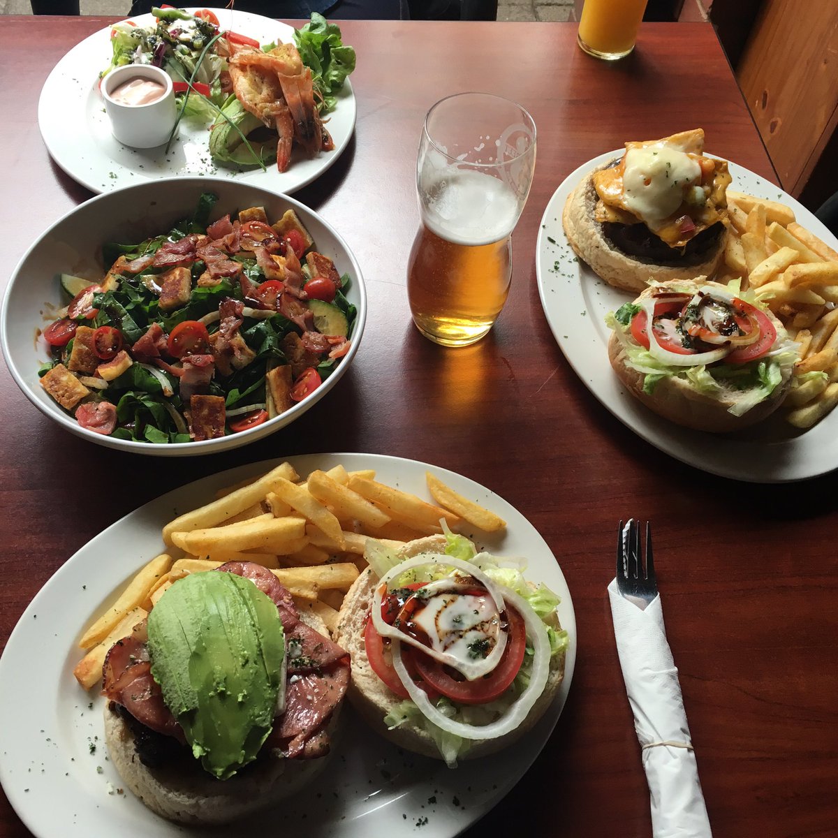 meletsoblog's tweet photo. The best burgers in the capital #squaretime #foodiephotographyskillsonfleek #foodie #burgers #naturallight 🍺🍔 https://t.co/ZidcZcUR1Y