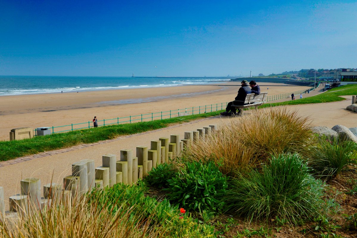 A kayaker was rescued in Whitburn today as a sea tragedy was averted trib.al/tESr7RC