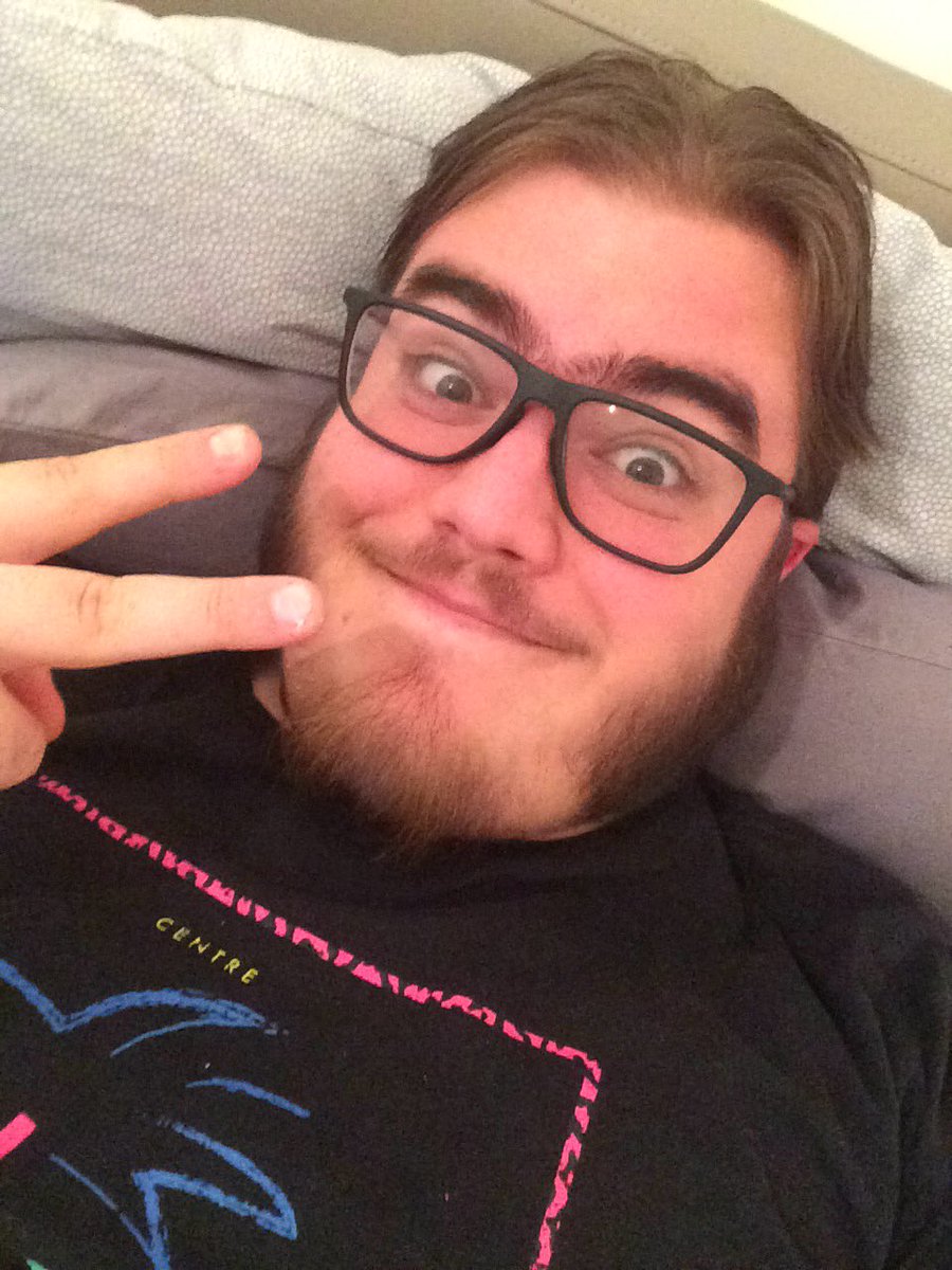 GiovanniMariaCo's tweet photo. Oggi Vakanzaaaa #qbrlive https://t.co/DbSRRR8qA8