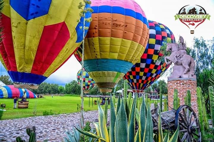 DiscoveryGto's tweet photo. #FelìzDomingo, que tal si nos aventuramos y hacemos un #VueloenGlobo en #SanMigueldeAllende o #Tequisquiapan. https://t.co/Gs3FfYpG48