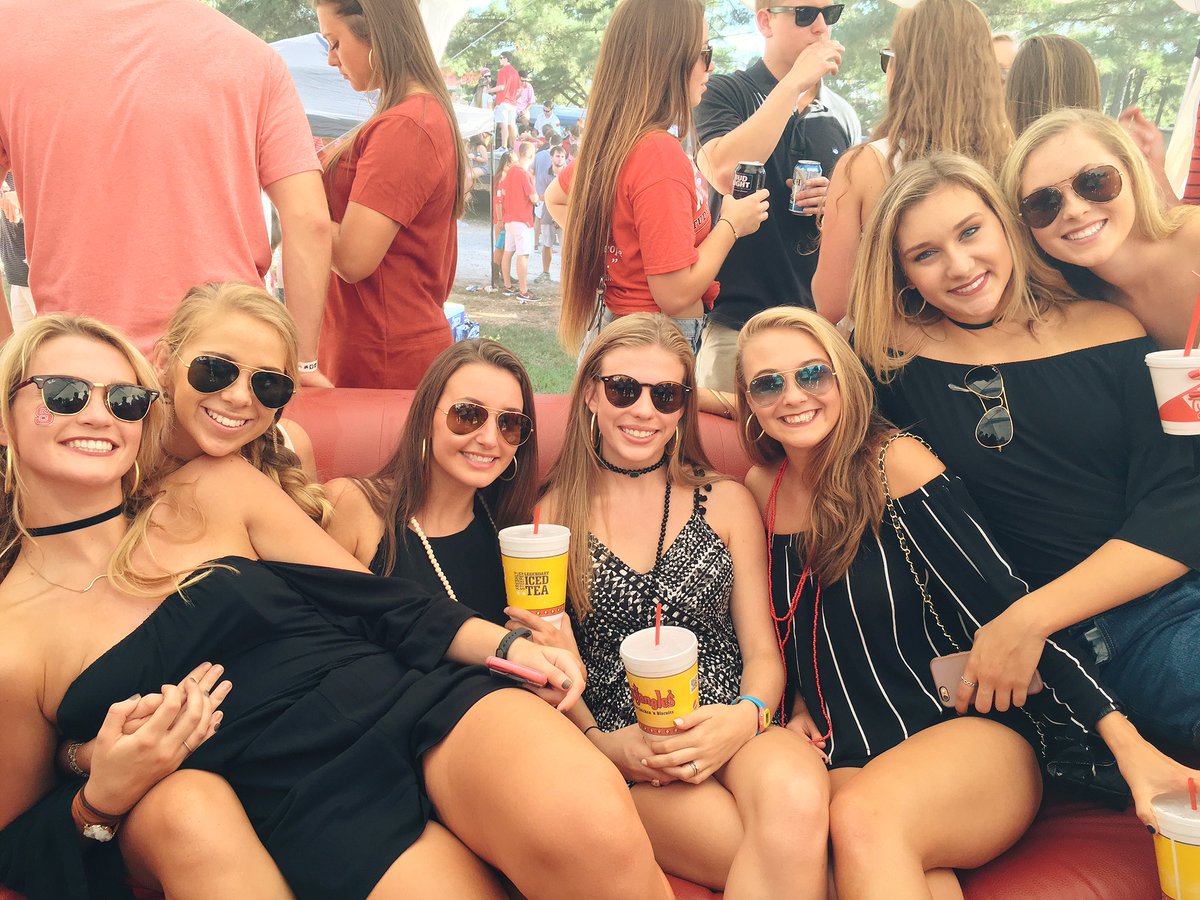 K_mneill's tweet photo. Beyond thankful for these chicas https://t.co/9myXmhv4tT