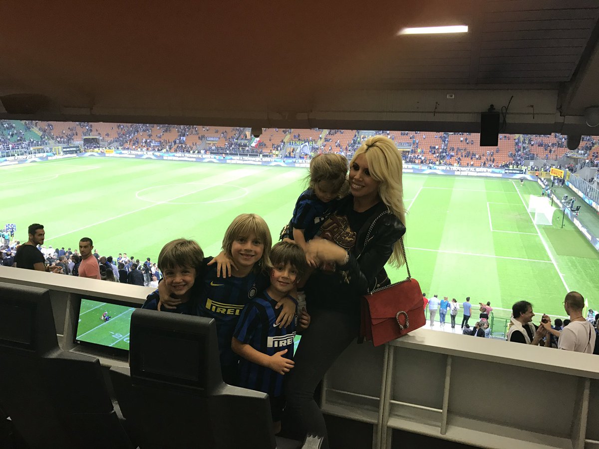 wanditanara's tweet photo. ⚫️🔵 @MauroIcardi siempre con vos https://t.co/uTzREVwHJI