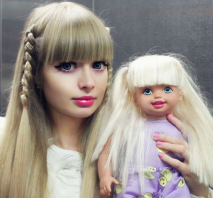 TheShoeGoals's tweet photo. OMG! These real life women look exactly like barbie dolls! https://t.co/51vntGL3q7 https://t.co/0gN0kN9Jub
