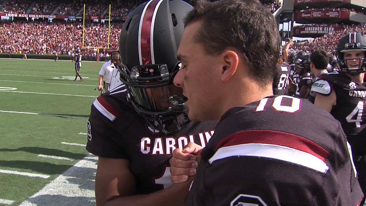 DarenStoltzfus's tweet photo. Caught this moment just before kickoff. @PerryOrth10 not giving @Mc11wain a pep talk, was praying for him #Gamecocks https://t.co/9l46w943nz