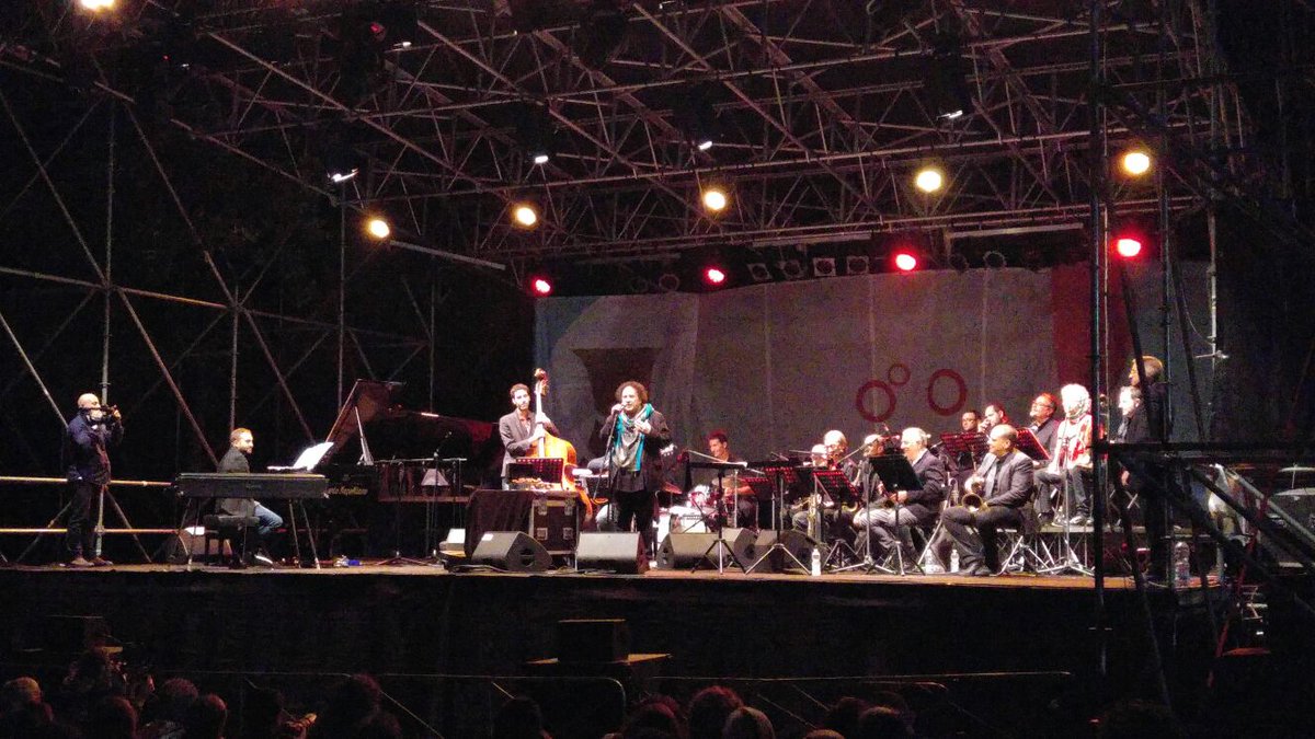 PomiglianoJazz's tweet photo. Avitabile e l'orchestra napoletana di #jazz sul palco del parco delle acque. #pjazz2016 https://t.co/oPhmls6Ic2