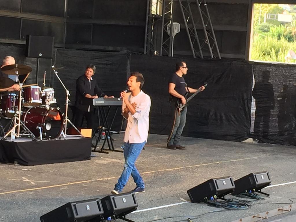 cesarjauregui_'s tweet photo. @frankdiago vaya voz hoy en nuestro #FestivalSolidarioRadioTeleTaxi vaya descubrimiento! Enorme! https://t.co/wlnnnVzJxM