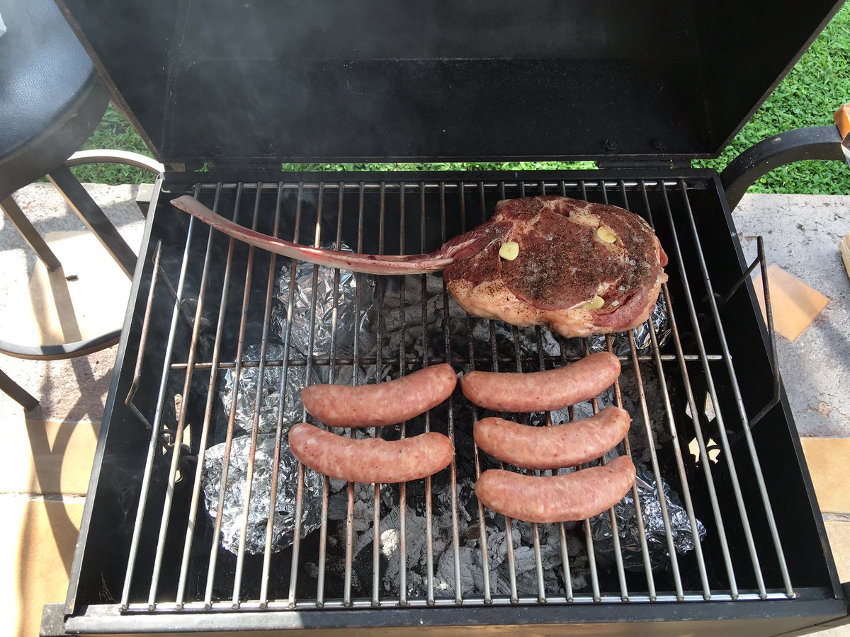 erikahsey's tweet photo. @dbouchot a ver qué tal quedan!!! #tomahawkchop #TomahawkFallRide #picaña carne de Monterrey https://t.co/jYIdbNvOS9
