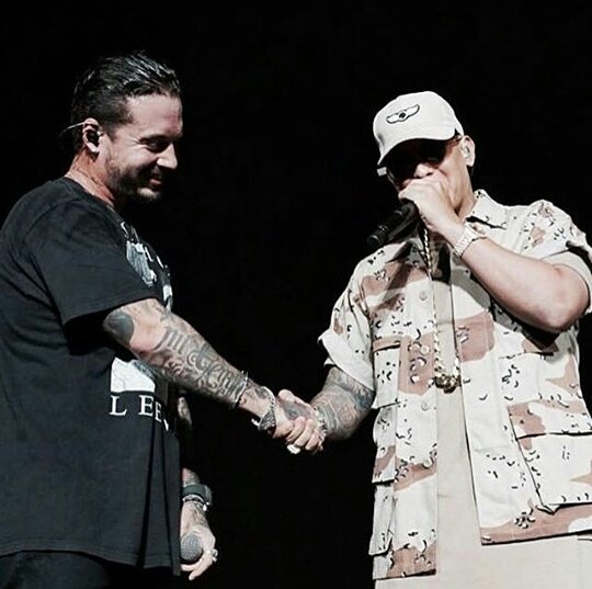 Daddy_Frases's tweet photo. Cuantos quieren un canción de estos grandes ? @JBALVIN  @daddy_yankee https://t.co/M0wTVc43BW