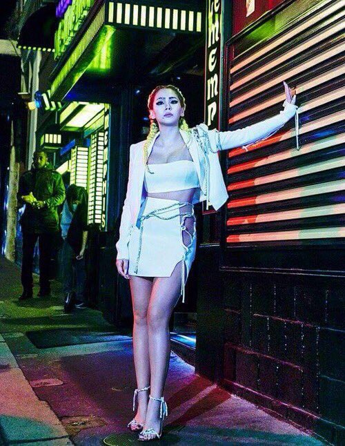 chaerin_dhl's tweet photo. I'm your Queen bitch https://t.co/gLwJAImWYy