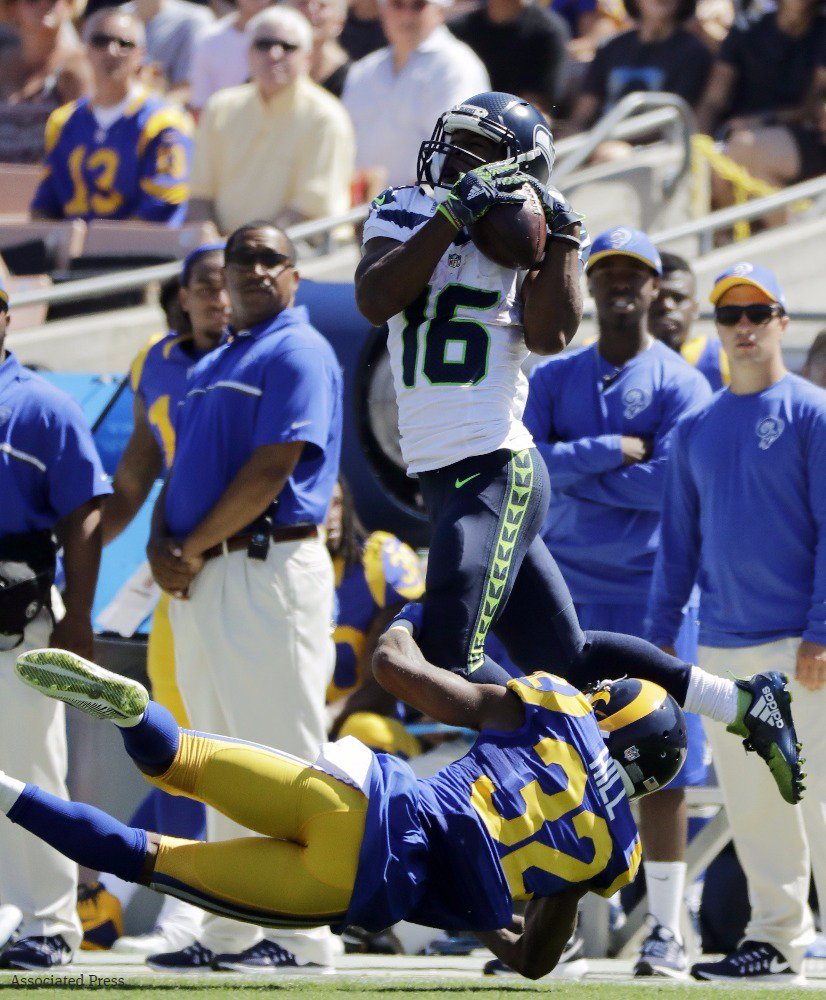 seattletimes's tweet photo. Seahawks' Tyler Lockett leaves game with knee injury, questionable to return. https://t.co/5wVxfbaS41 https://t.co/jFGnMzel9c