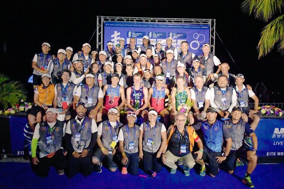 Foto de familia oficiales y vencedores #WTSCozumel #WTS2016. ¡Enhorabuena a todos, gran trabajo! <a href="/worldtriathlon/">World Triathlon</a>