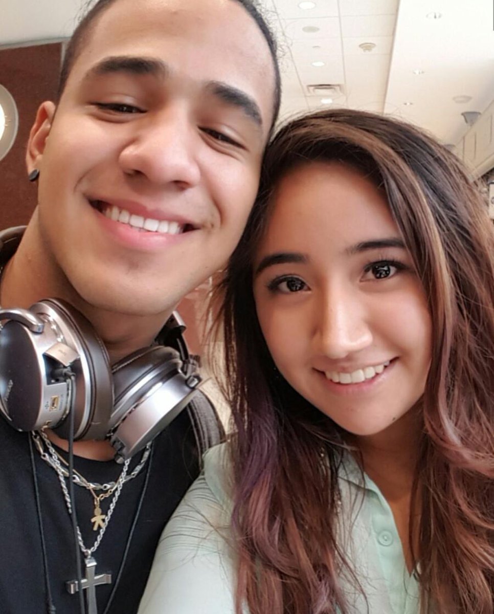 cncodaily's tweet photo. #PHOTOTS CNCO at the Atlanta airport yesterday with a cncowner!🇺🇸 (September 17) #CNCO https://t.co/mpxwtnPdX2