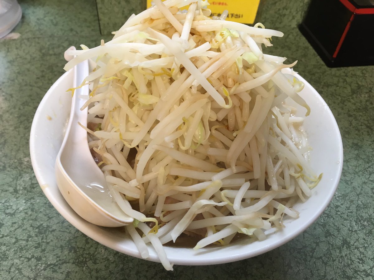 JRjiroJR's tweet photo. まずは先日行ったラーメン二郎 新宿小滝橋通り店。
肉増しラーメン小 ヤサイマシマシ
ヤサイに埋もれて肉が見えなかったけど蓋を開ければ物凄い量のニク！
いつも少ししょっぱいけど今回は程よい味付けで最高でした！
また行きます。 https://t.co/YavsfmSDGg
