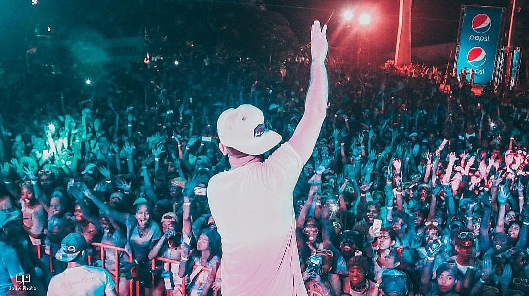 TeammarkbRD's tweet photo. @markbmusic Ayer en #HolisunFestivalOfColors 🙌
 #MarkB #TEAMMARKB #TEAMMARKBRD https://t.co/oG1iMLYewQ