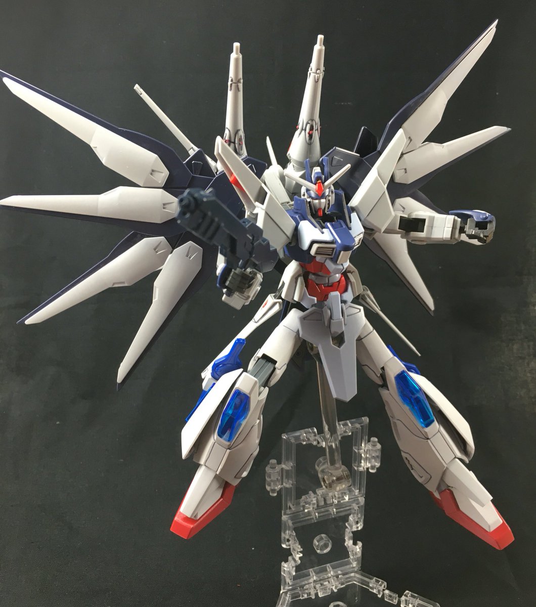 タビタ レジェンドドラグナーはドラグーンシステムが多数ありその数は18基に及ぶ 地上でドラグーンが使えないが羽を展開する際は ドラグーンポッドが可変する為機動力に支障を与えない ガンプラはどんな自由な発想で作ってもいいんだ