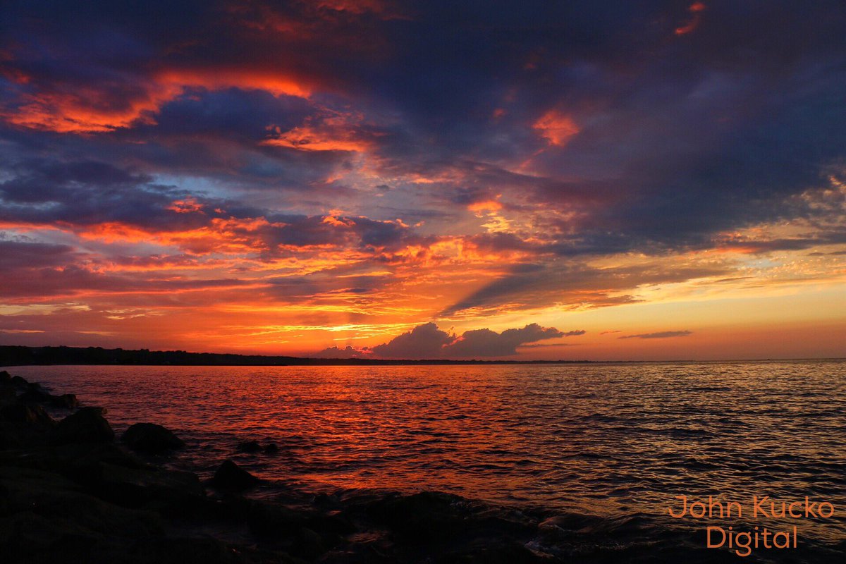 john_kucko's tweet photo. Stunning finish to the day on Lake Ontario tonight near @rochester @spann @JimCantore @StormHour @I_LOVE_NY @News_8 https://t.co/gPC223Rp0D